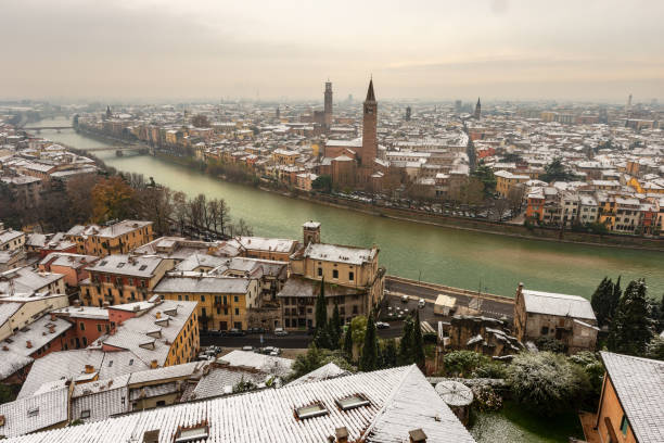 pejzaż werony zimą ze śniegiem - włochy - torre dei lamberti zdjęcia i obrazy z banku zdjęć