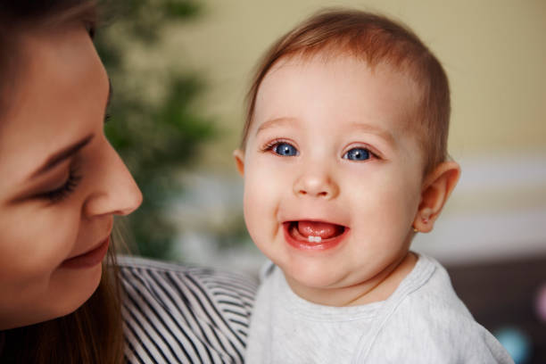 niedliches mädchen zeigt ihre primären zähne - human teeth child smiling family stock-fotos und bilder