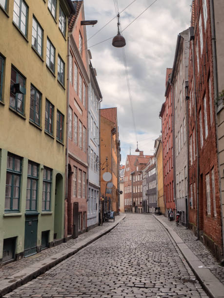 kopenhaga stare brukowane uliczki, dania - denmark copenhagen brick street zdjęcia i obrazy z banku zdjęć