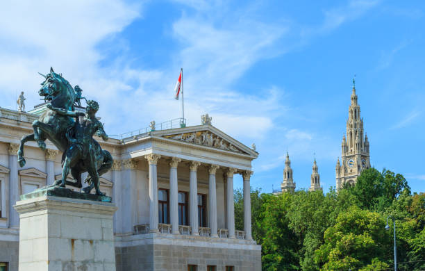 el parlamento austriaco y el ayuntamiento de viena - colonnade column architecture austria fotografías e imágenes de stock
