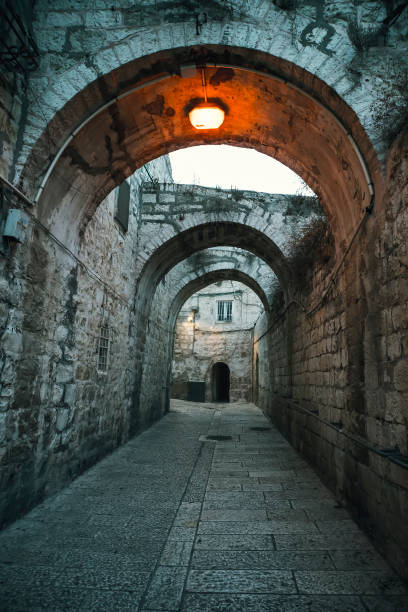 calle mística por la mañana en la antigua ciudad de jerusalén. antiguas calles estrechas en el barrio de jerusalén - east european jewish fotografías e imágenes de stock