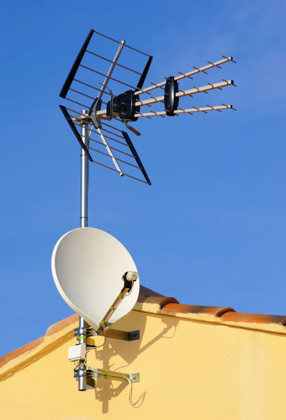 antennas on a house. - antena de televisão imagens e fotografias de stock