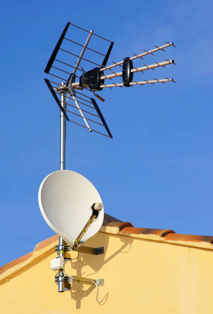 антенны на доме. - satellite dish television aerial television house стоковые фото и изображения