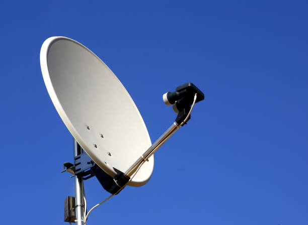 antenna on a background of blue sky. - antena de televisão imagens e fotografias de stock