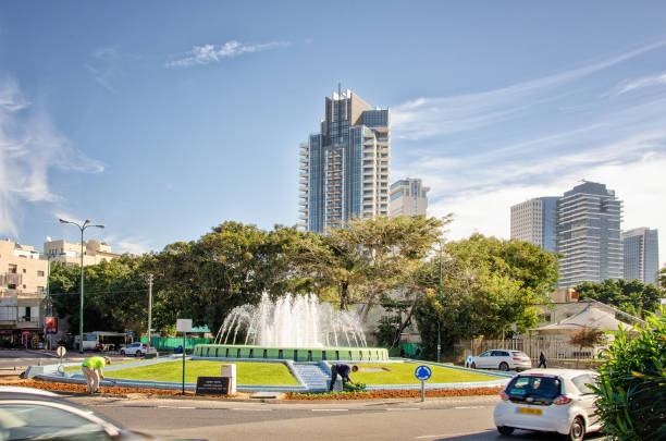 uma fonte como uma parte de arquitetura urbana em telavive - tel aviv israel skyline traffic - fotografias e filmes do acervo