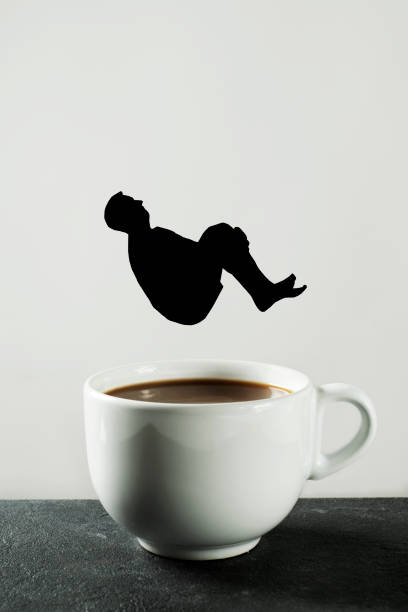 커피 한 잔에 자신을 던지는 남자 - 2609 뉴스 사진 이미지