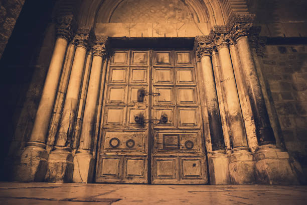 porta de madeira velha da entrada à igreja do sepulchre santamente, chamada também a igreja da ressurreição ou igreja do anastasis, na cidade velha de jerusalem - gate handle door traditional culture - fotografias e filmes do acervo