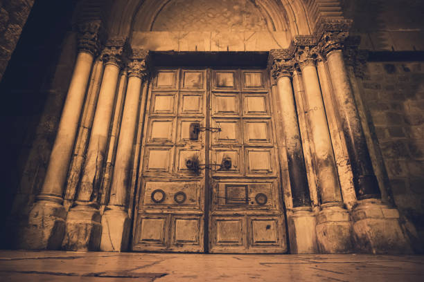 старая деревянная дверь входа в храм гроба господня, также называемый храмом воскресения христова или храмом анастаза, в старом городе иер� - gate handle door traditional culture стоковые фото и изображения