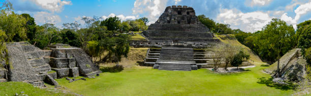 археологические памятники майя сюнаньтунича - cayo district old traditional culture famous place стоковые фото и изображения