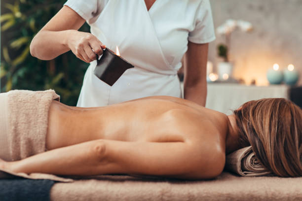 femme apprécient le massage de bougie - bougie massage photos et images de collection