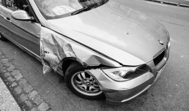 lusso bmw auto tedesca parcheggiato strada città danneggiato assicurazione incidenti auto - fender bender foto e immagini stock