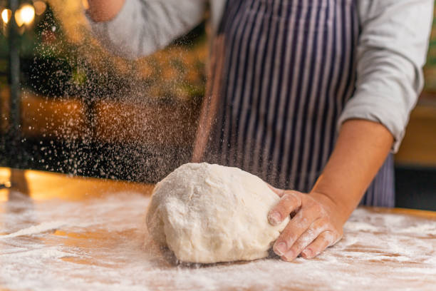 pâte à pizza - rolling dough pastry apron photos et images de collection