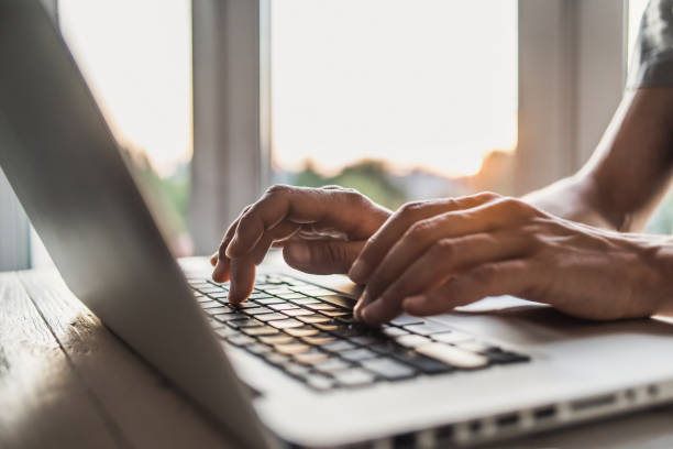 homme d'affaires utilisant l'ordinateur portatif dans le bureau - laptop keyboard photos et images de collection