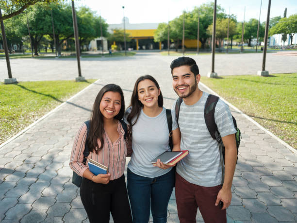 estudiantes latinos amigables - cultura hispanoamericana fotografías e imágenes de stock