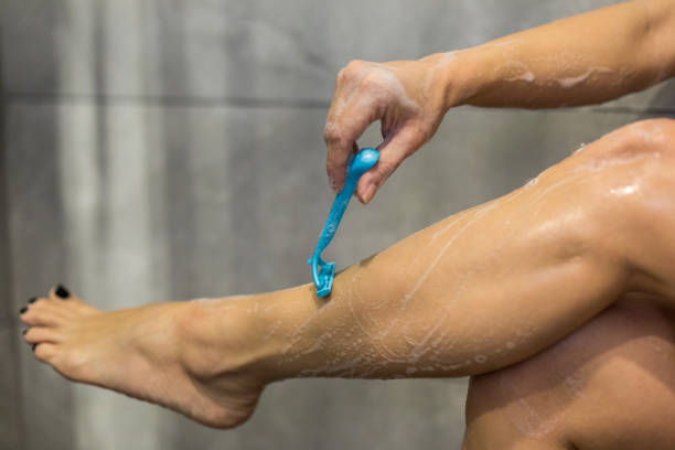 piernas de afeitar de mujer - human leg smooth human skin human foot fotografías e imágenes de stock