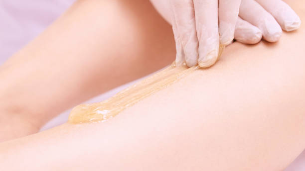 procédure de depilation spa. les cheveux de femme éliminent la cire. epilation sugaring. pied jambes - body care femininity human leg human foot photos et images de collection