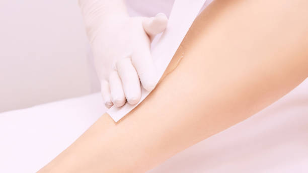 procédure de depilation spa. les cheveux de femme éliminent la cire. epilation sugaring. pied jambes - body care femininity human leg human foot photos et images de collection