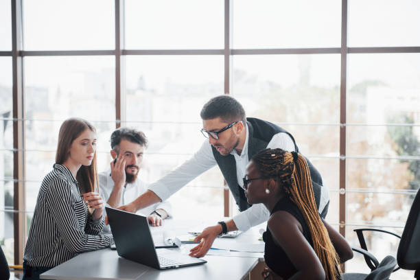 un gruppo di persone multinazionali impegnate che lavorano in ufficio - local bank foto e immagini stock