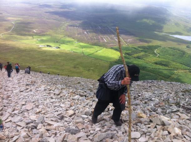 восхождение croagh патрик - croagh patrick стоковые фото и изображения