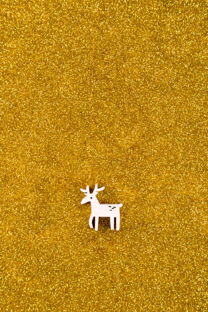 деревянные олени рождественское украшение на золотом фоне блеск - reindeer christmas decoration gold photography стоковые фото и изображения