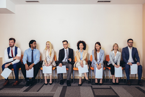 Foto de candidatos esperando una entrevista de trabajo. photo
