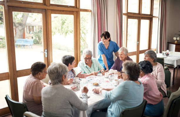 chi ha detto che il tempo di gioco era solo per i bambini? - senior adult nursing home assisted living talking foto e immagini stock