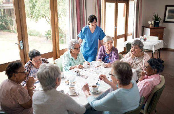 non si scava mai la necessità di socializzare - tea women tea party afternoon tea foto e immagini stock