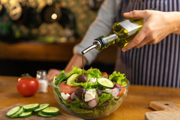 huile de salade de chef versant - olive oil bottle olive cooking oil photos et images de collection