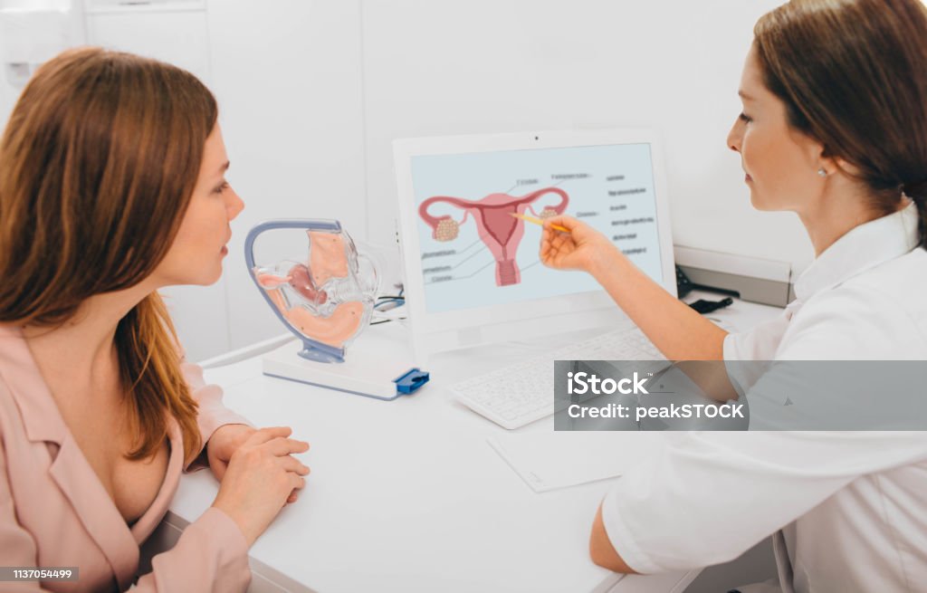 Frau berät sich mit Gynäkologin im Büro des Gynäkologen - Lizenzfrei Gynäkologe Stock-Foto