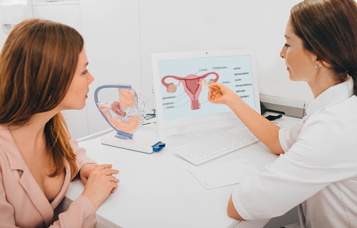 mujer consulta con su ginecóloga en la oficina del ginecólogo photo