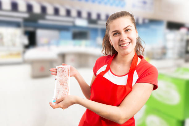 empregado fêmea que anuncia a carne congelada - supermarket meat store manager - fotografias e filmes do acervo