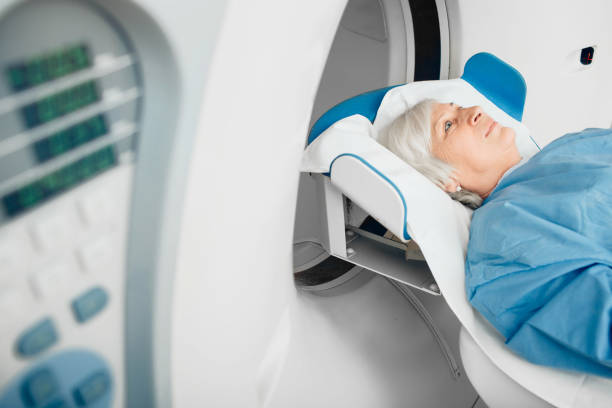 paziente anziano a un esame di tomografia computerizzata - pet foto e immagini stock
