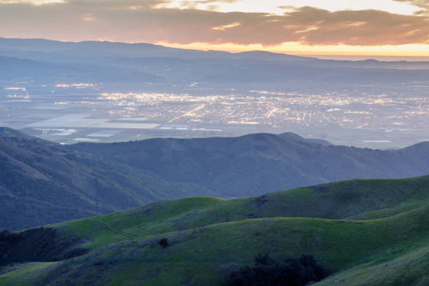 abendliche ansichten von salinas und salinas valley vom gipfel des fremont peak state park. - salinas stock-fotos und bilder