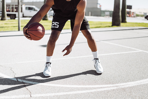 Drama Hav Vær stille Man Bouncing The Ball In A Street Basketball Court Stock Photo - Download  Image Now - African Ethnicity, Basketball - Ball, Basketball - Sport -  iStock