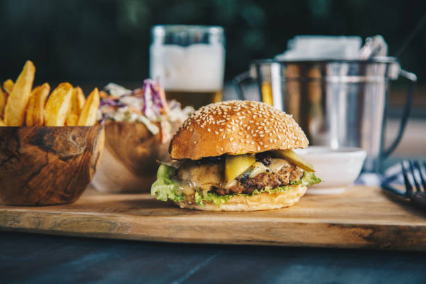 hamburguesa de ternera clásica servida con papas fritas y ensalada de col - salad food beer restaurant fotografías e imágenes de stock