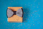 eine-geschenkbox-die-in-handwerkliches-papier-gewickelt-und-mit-der-bogenbinde-auf-blauem.jpg?b=1&s=170x170&k=20&c=fdkQWyX_jBlQC2Ezm2Qb6FaPERPae8agn1kouCcRsRk=