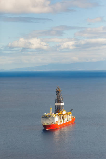 forage pétrolier et gazier offshore, fond bleu océan - drillship photos et images de collection