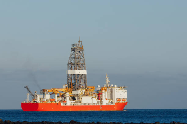 オフショア石油・ガスボーリング、青い海の背景 - drillship ストックフォトと画像