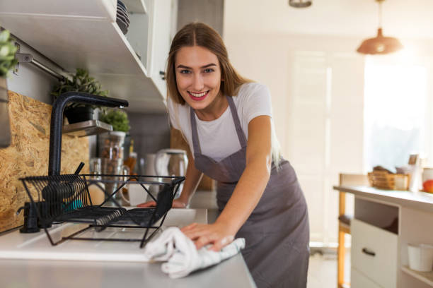 kobieta czyszczenie kuchnia licznik - domestic kitchen people fun lifestyles zdjęcia i obrazy z banku zdjęć