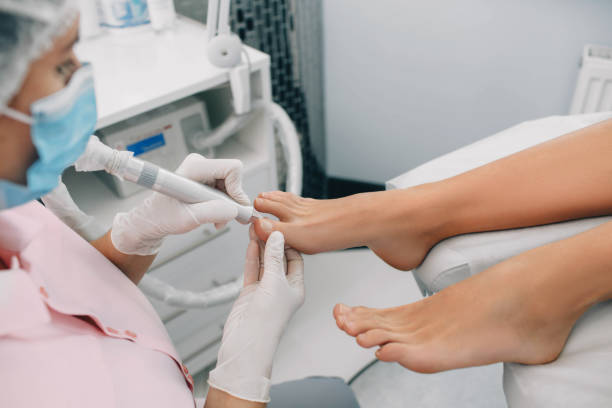 procedimiento de manicura de hardware en las piernas de las mujeres. el quiropodismo se preocupa por el pie de los clientes. - podiatrist pedicure human foot healthy lifestyle fotografías e imágenes de stock