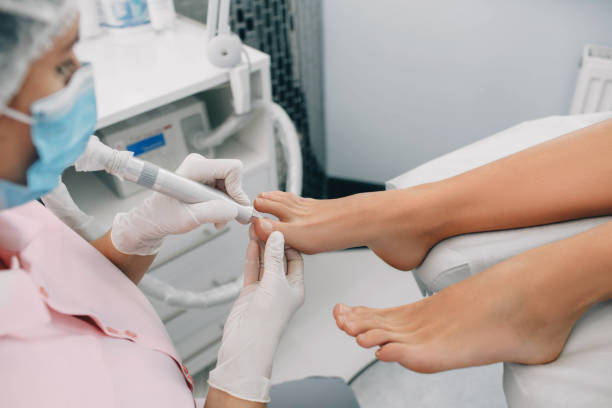 procedura di manicure hardware sulle gambe delle donne. chiropodista cura dei clienti piede. - podiatrist pedicure human foot toenail foto e immagini stock