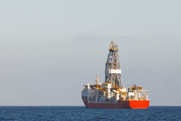 forage pétrolier et gazier offshore, fond bleu océan - drillship photos et images de collection