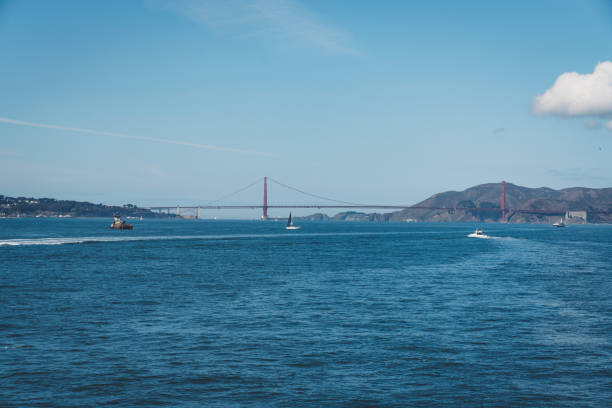 サンフランシスコ湾とゴールデンゲートブリッジ - golden gate bridge bridge large san francisco county ストックフォトと画像