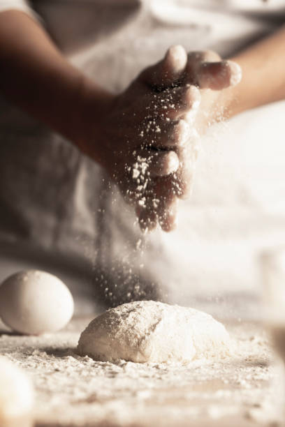 pâte - bread making photos et images de collection