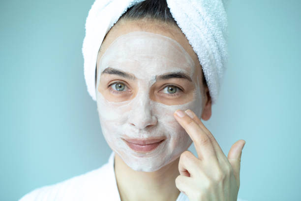 マスクを持つ女性 - peel facial mask human face human skin ストックフォトと画像