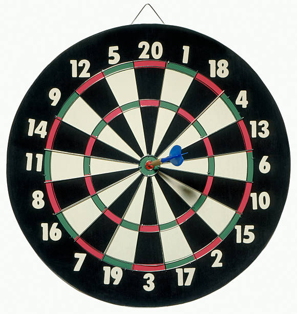 мишень для игры в дартс бык's глаз - dartboard dart darts isolated стоковые фото и изображения