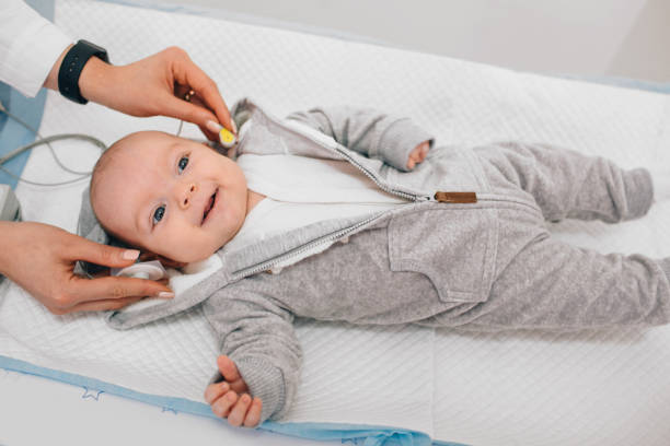 聴覚テスト赤ちゃんは、大脳皮質の聴覚誘発電位アナライザー。聴覚スクリーニング - auditory cortex ストックフォトと画像