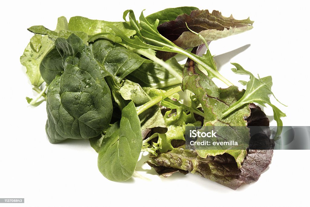 Mélange de crudités découpe sur blanc - Photo de Salade verte libre de droits