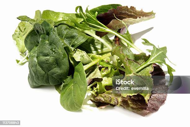 Photo libre de droit de Mélange De Crudités Découpe Sur Blanc banque d'images et plus d'images libres de droit de Salade verte - Salade verte, Fond blanc, Salade