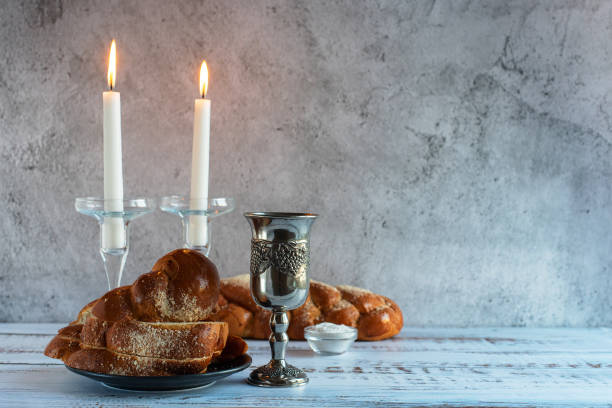 샤 밧 샬 롬-샬 라 빵, 샤 밧 와인, 나무 테이블에 촛불 - kosher wine 뉴스 사진 이미지